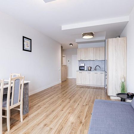 Fajny Apartament Z Parkingiem, Obok Metra. Varşovia Exterior foto