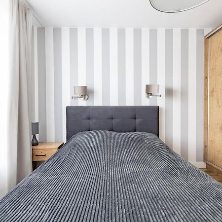 Fajny Apartament Z Parkingiem, Obok Metra. Varşovia Exterior foto