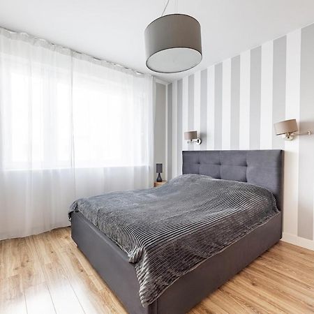 Fajny Apartament Z Parkingiem, Obok Metra. Varşovia Exterior foto