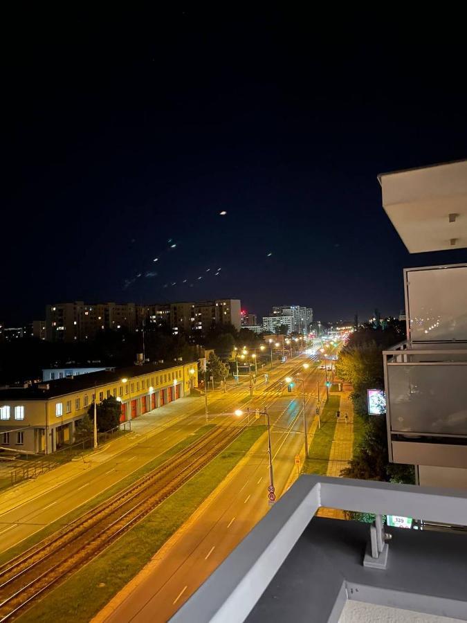 Fajny Apartament Z Parkingiem, Obok Metra. Varşovia Exterior foto
