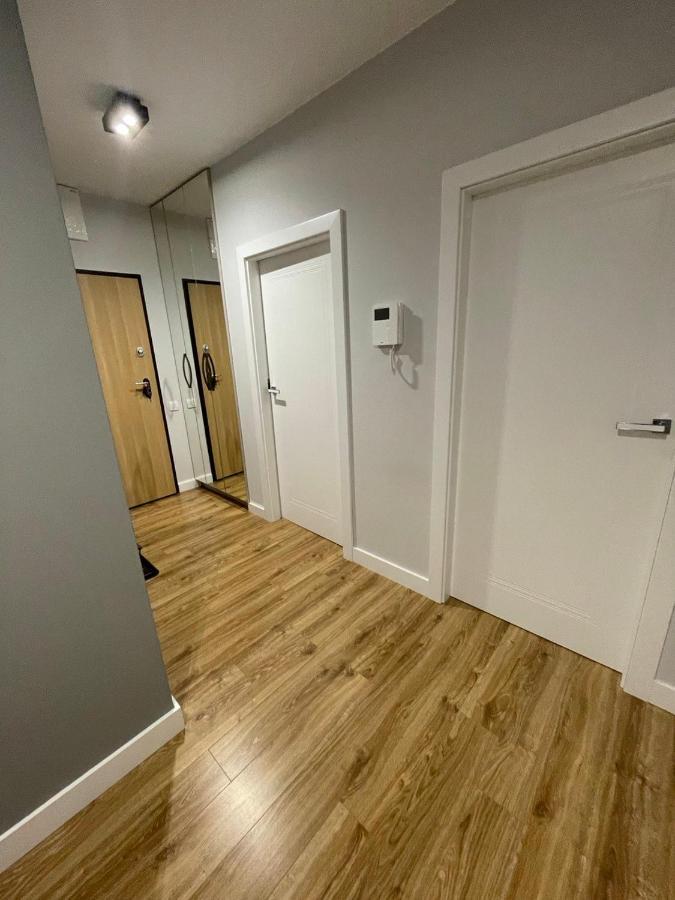 Fajny Apartament Z Parkingiem, Obok Metra. Varşovia Exterior foto