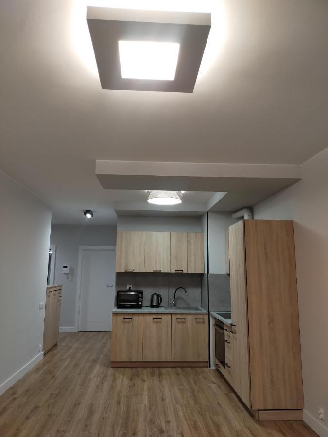 Fajny Apartament Z Parkingiem, Obok Metra. Varşovia Exterior foto