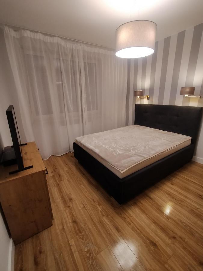 Fajny Apartament Z Parkingiem, Obok Metra. Varşovia Exterior foto