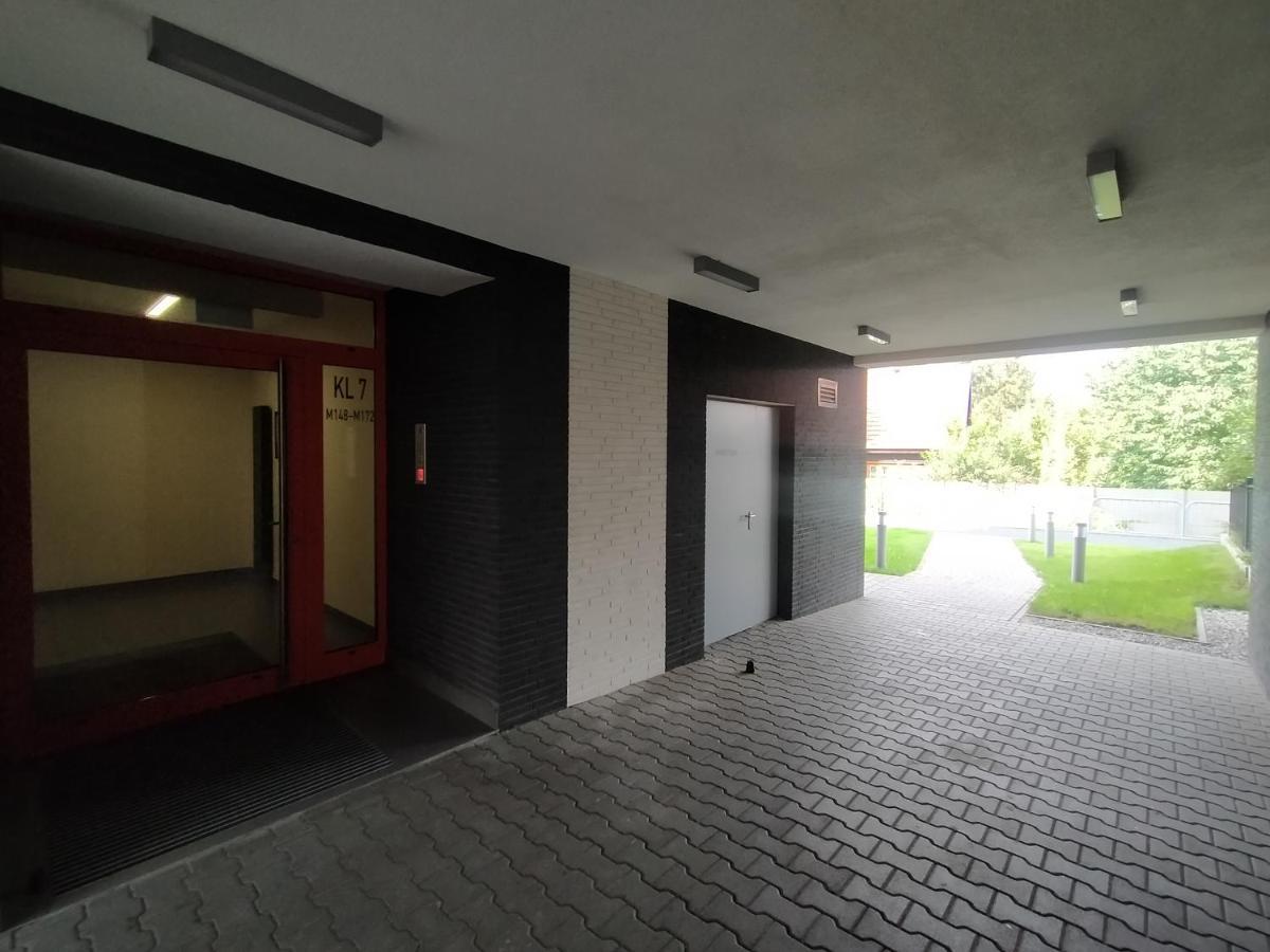 Fajny Apartament Z Parkingiem, Obok Metra. Varşovia Exterior foto