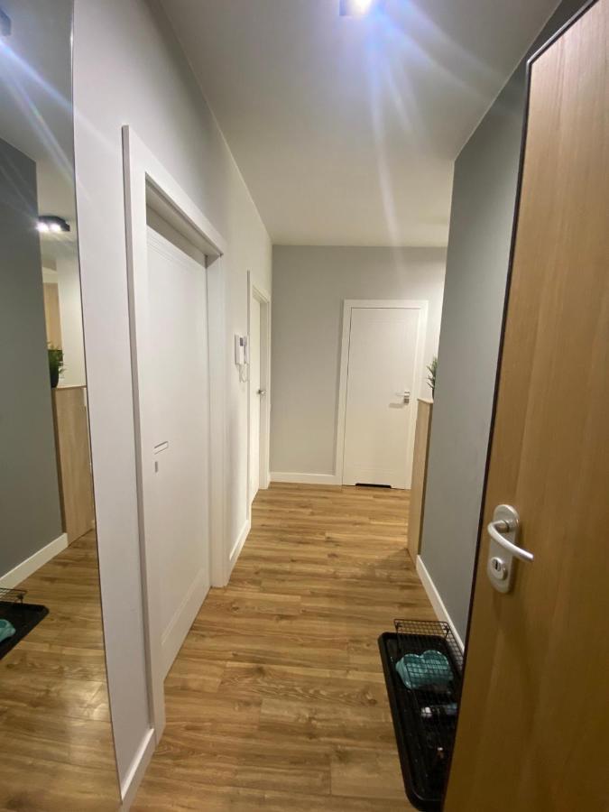 Fajny Apartament Z Parkingiem, Obok Metra. Varşovia Exterior foto