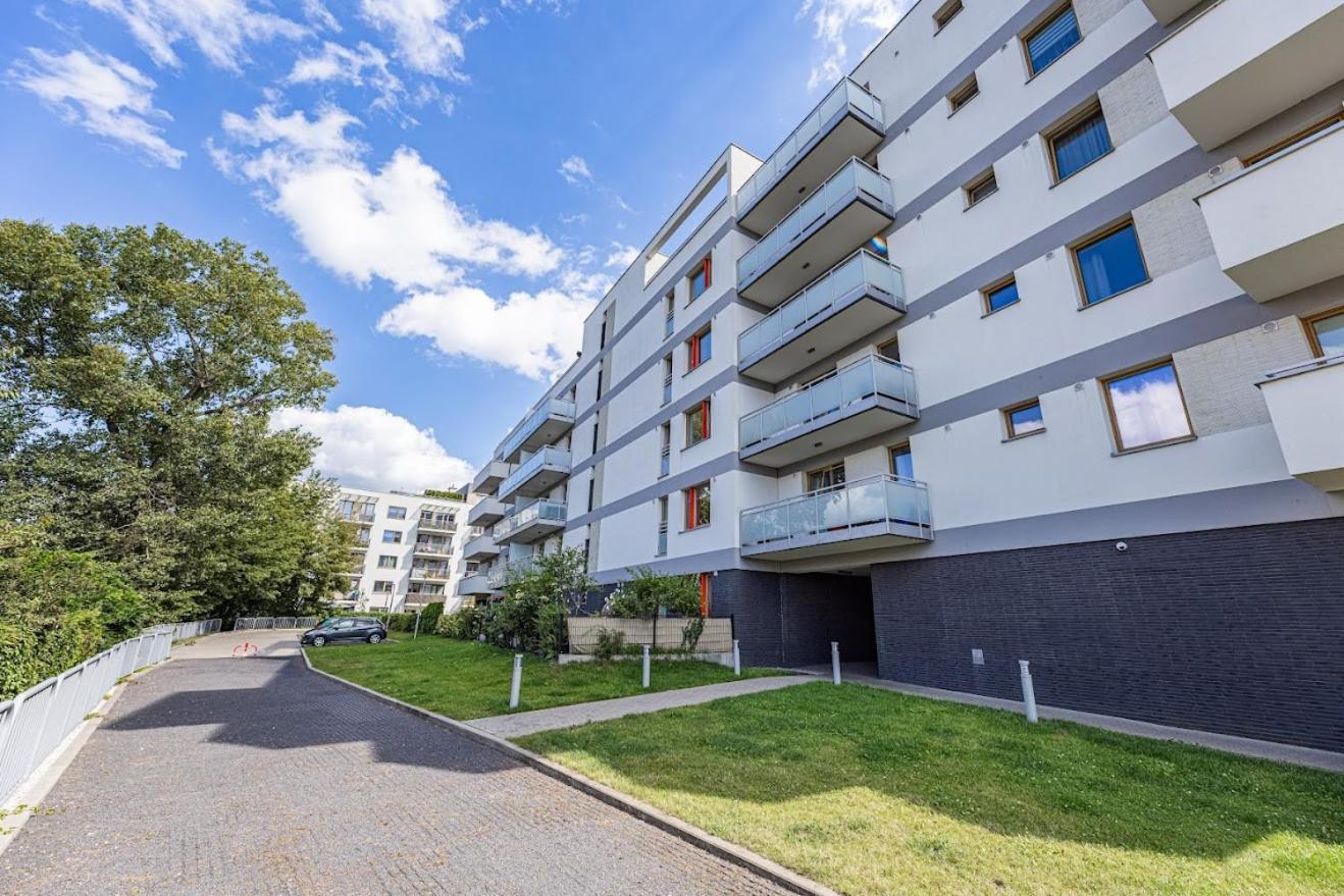Fajny Apartament Z Parkingiem, Obok Metra. Varşovia Exterior foto