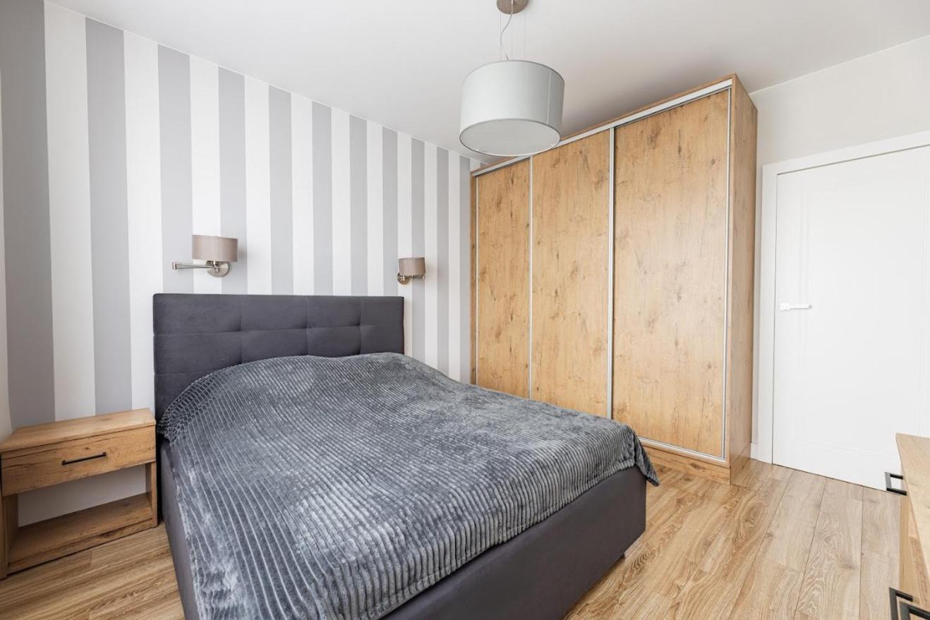 Fajny Apartament Z Parkingiem, Obok Metra. Varşovia Exterior foto