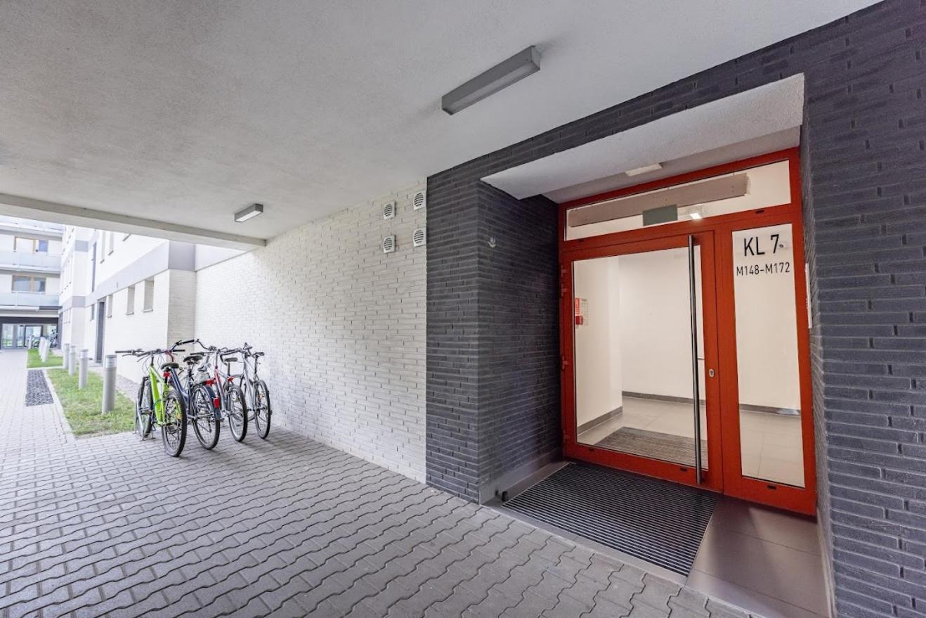 Fajny Apartament Z Parkingiem, Obok Metra. Varşovia Exterior foto