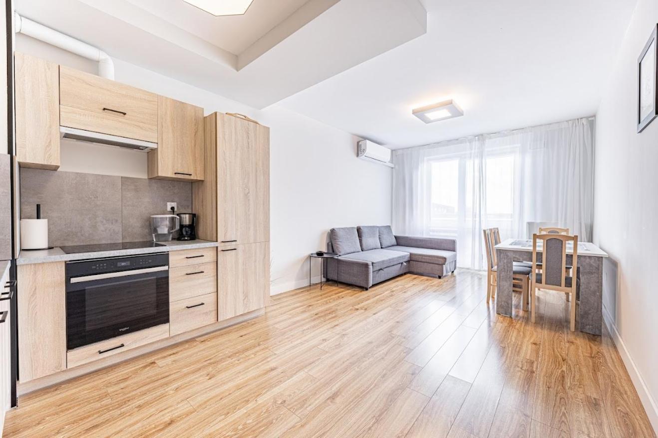 Fajny Apartament Z Parkingiem, Obok Metra. Varşovia Exterior foto