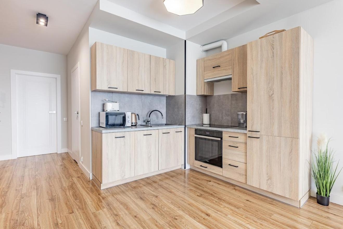 Fajny Apartament Z Parkingiem, Obok Metra. Varşovia Exterior foto