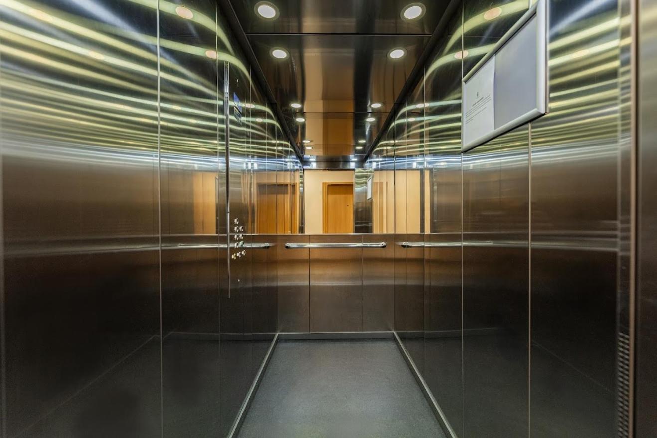 Fajny Apartament Z Parkingiem, Obok Metra. Varşovia Exterior foto