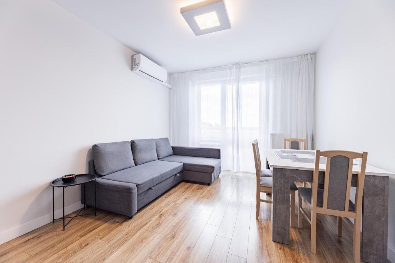 Fajny Apartament Z Parkingiem, Obok Metra. Varşovia Exterior foto