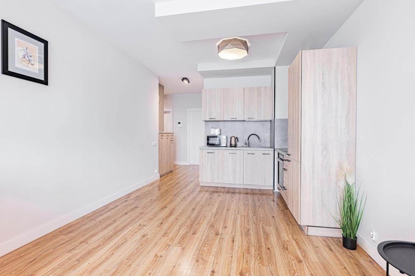 Fajny Apartament Z Parkingiem, Obok Metra. Varşovia Exterior foto