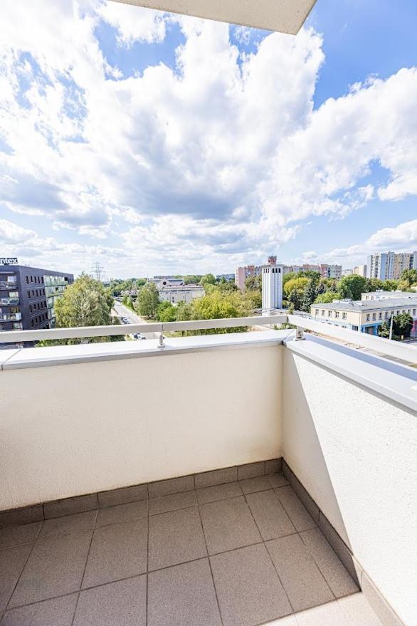 Fajny Apartament Z Parkingiem, Obok Metra. Varşovia Exterior foto