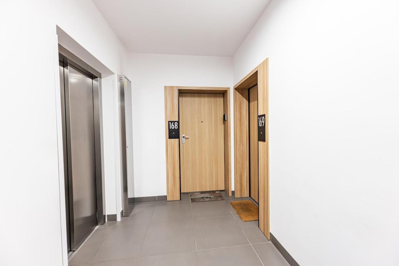 Fajny Apartament Z Parkingiem, Obok Metra. Varşovia Exterior foto