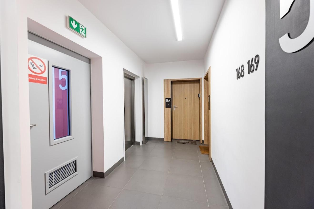 Fajny Apartament Z Parkingiem, Obok Metra. Varşovia Exterior foto